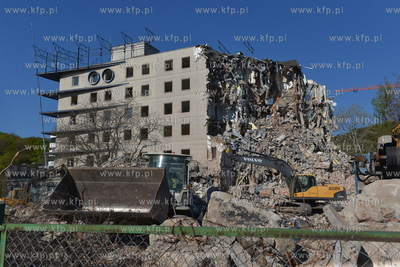 Gdynia, ul. Kielecka. Wyburzane dawnej siedziby banku...