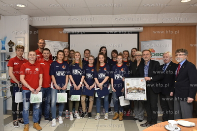 Druzyna koszykówki VBW GTK Gdynia sponsorowana przez...