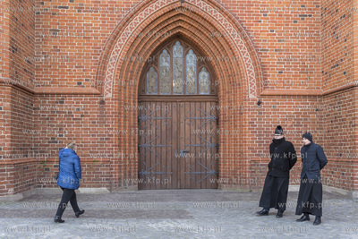 Pierwsza niedzielna msza swieta w Bazylice Katedralnej...
