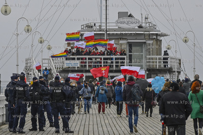 Sopot. Molo. Protest Kobiet po wydanym orzeczeniu Trybunalu...