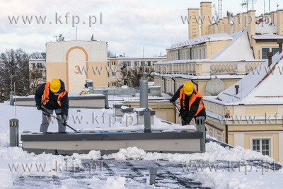 Odśnieżanie dachu bloku przy ulicy Niepodległości...