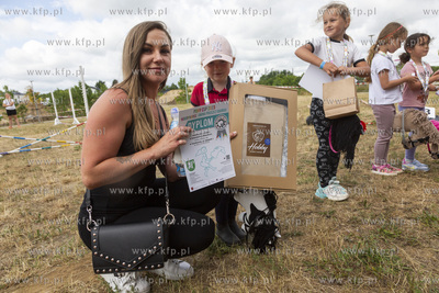 Zawody PONY CUP 2023 HOBBYHORSE przed Urzędem Gminy...