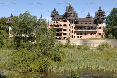 Zamek w Lapalicach, polozony jest miedzy Chmielnem...