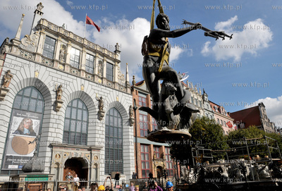 Gdansk. Demontaz figury Neptuna z fontanny na Dlugim...