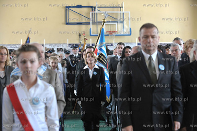 Uroczystosci nadania szkole podstawowej w Niestepowie...