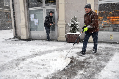 Zima na ulicach Gdanska. Pan Andrzej odsnieza chodnik...