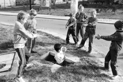 Dzieci bawia się w wojne w Redzie na Kaszubach. 1991...