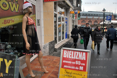 Manekin reklamujacy swiateczna oferte bilizny dla pan...