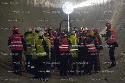 Zakonczona pierwsza nitka tunelu pod Wisla zostala...