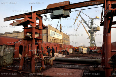 Stocznia Gdansk. Budowa statku typu PSV Ocean Art do...