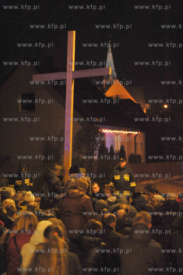 Droga krzyzowa przeszla ulicami kaszubskiego Zukowa...