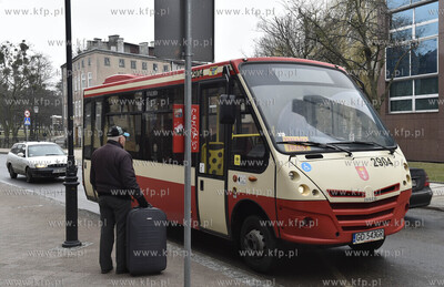 Gdańsk ul. Łagiewniki. Meżczyzna czeka na autobus...