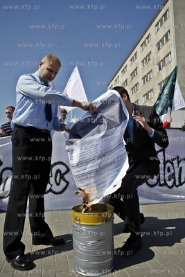 Gdansk. Urzad skarbowy przy ul. Kolobrzeskiej. Protest...