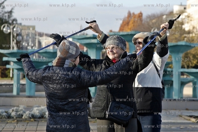 Zajecia z nordic walking grupy gdynskiego Centrum Aktywnosci...