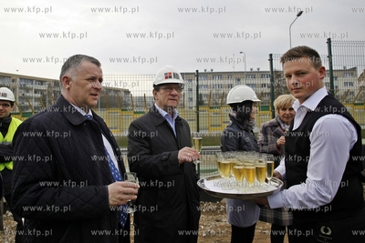 Uroczystosc zawieszenia wiechy na budowie budynku 2...