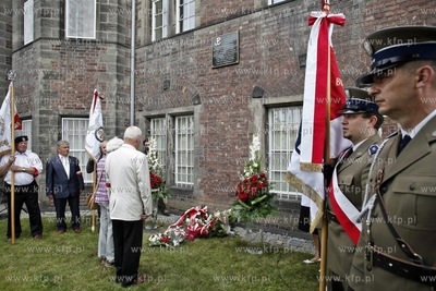 Odsloniecie tablicy upamietniajcej fakt, ze w budynku...