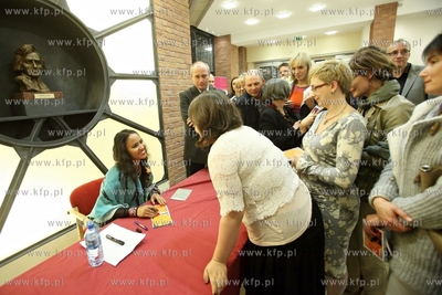 Siesta Festival.  Mayra Andrade rozdaje autografy po...