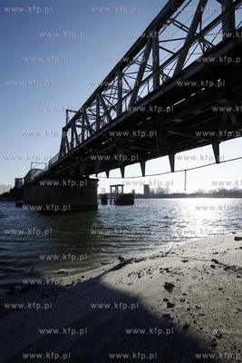 Kolejowy most obrotowy nad Martwą Wisłą w Gdańsku.
17.02.2015
fot....