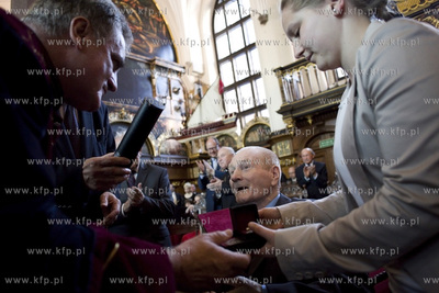 Dwor Artusa. Uroczysta sesja Rady Miasta Gdanska. Wreczenie...