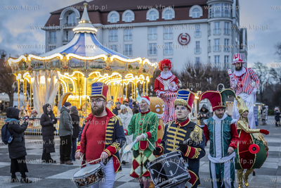 Sopockie Miasteczko Świąteczno-Noworoczne. Scena...