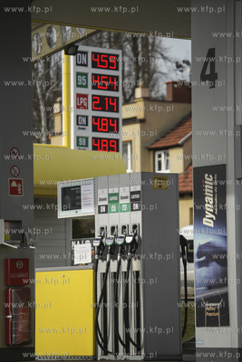 Gdańsk. Stacja paliw Lotos ul. Beethovena. 18.03.2020...