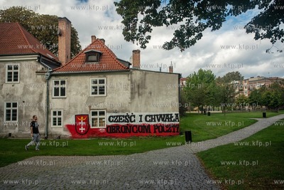 Mural z napisem "Cześć i Chwała Obrońcom Poczty"...