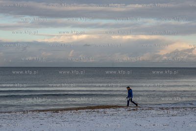 Zimowa krajobraz na plaży w Jelitkowie. 3.12.2021...