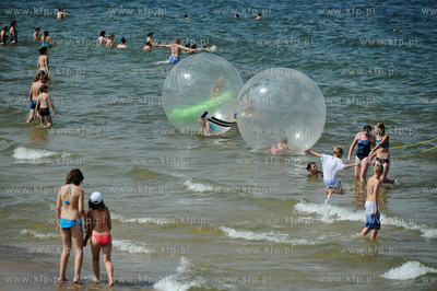 Gdansk. Plaza w Brzeznie. Kule umozliwiajace poruszanie...