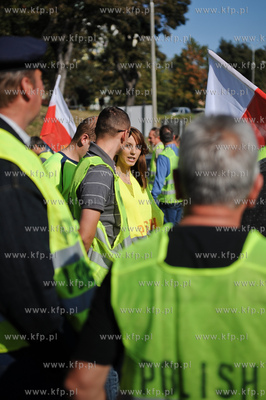 Gdansk. Trakt Sw. Wojciecha. Rybacy blokujac przejscie...