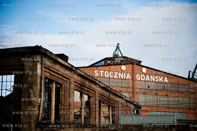Gdansk. Dogaszanie doszczetnie spalonej hali produkcyjnej...