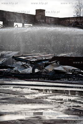 Gdansk. Dogaszanie doszczetnie spalonej hali produkcyjnej...