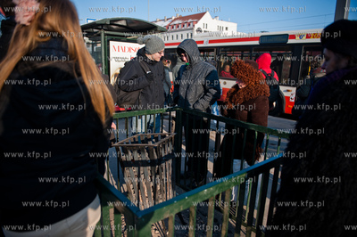 Gdansk. Brama Wyzynna. Koksownik ustawiony na przystanku...
