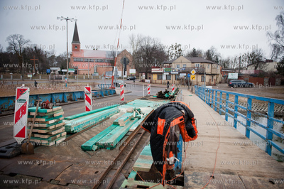 Gdansk Sobieszewo. Wymiana desek w moscie pontonowym...