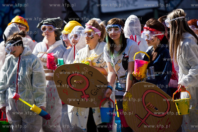 Gdansk. Centrum Stocznia Gdanska. Kolorowy smigus-dyngus...