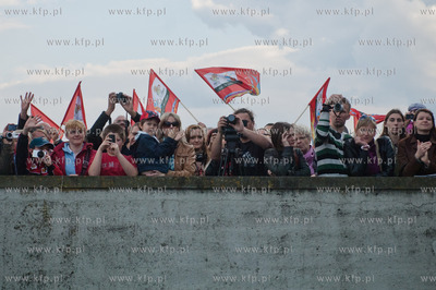 Marynarze okretu rakietowego ORP Orkan transportuja...
