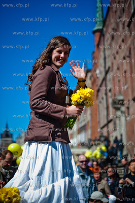 Gdansk. Ul. Dluga. Korowod Pol Nadziei z udzialem Orkiestry...