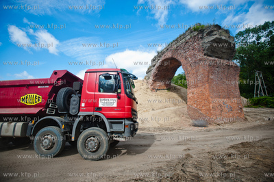 Gdansk. Dolne Migowo. Znajdujace sie na trasie budowy...