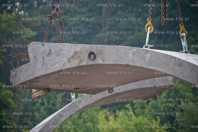 Gdansk. Ul. Ogrodowa. Montaz pierwszych elemntow wiaduktu...