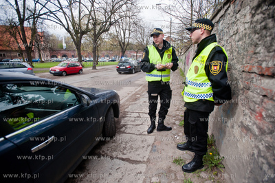 Gdansk. Ul. Pod Zrebem. Patrol Strazy Miejskiej wystawia...