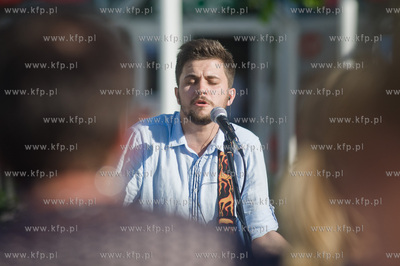 Plac Przyjaciol Sopotu. Charytatywny wystep Artema...