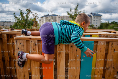 Gdansk. Ujescisko. Nowo powstaly Ekologiczny plac zabaw...