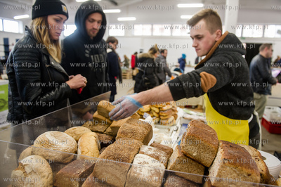 Gdansk. Hala postoczniowa przy ul. Doki 1. BioBazar...
