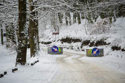 Sniezny zimowy dzien nad jeziorem Otominskim.
Nz betonowe...