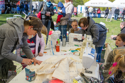 Gdynia. Skwer Arki Gdynia. Majowka przy Bulwarze, podczas...