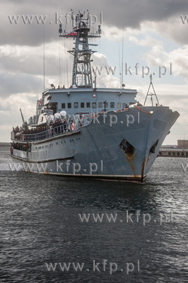 Port Wojenny w Gdyni Oksywiu. Powrót do portu okrętu...