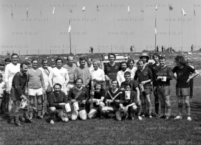 Wspolne zdjecie druzyn dziennikarzy i aktorow po meczu...