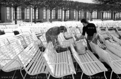 Malowanie lawek przed sezonem przy sopockim molo. 10.04.1979...
