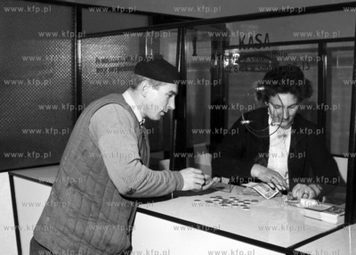 Przed kasą PKO. (lata50) 1959 0005566z Fot. Zbigniew...