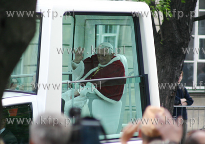 Ojciec Swiety Benedykt XVI przejezdza Papamobile Krakowskim...