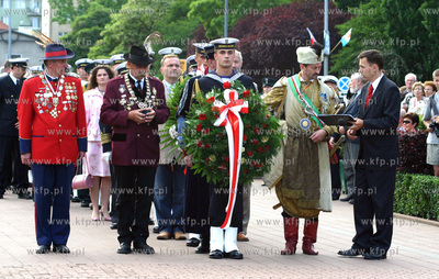 Zlozenie kwiatow i wiencow na plycie Marynarza Polskiego...